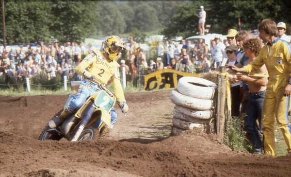 Ota Jobe iisisti näyttää mekaanikko. GB GP250 1983